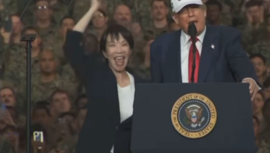 10月28日,在美军“乔治·华盛顿”号航空母舰舰内,特朗普与高市早苗向美军士兵发表演讲。