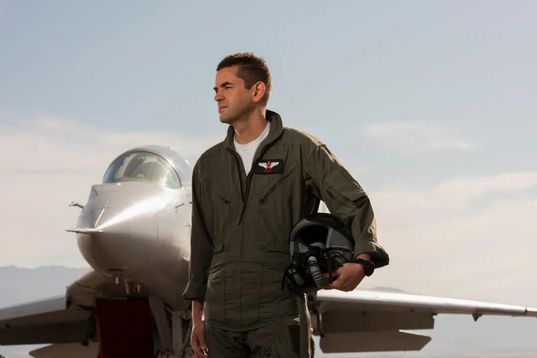 ·战斗机前的艾萨克曼。(美国《福布斯》杂志)