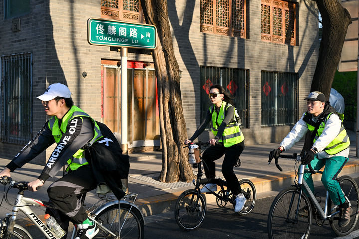 市民在北京市西城区佟麟阁路骑行（3月30日摄）。新华社记者 刘金海 摄