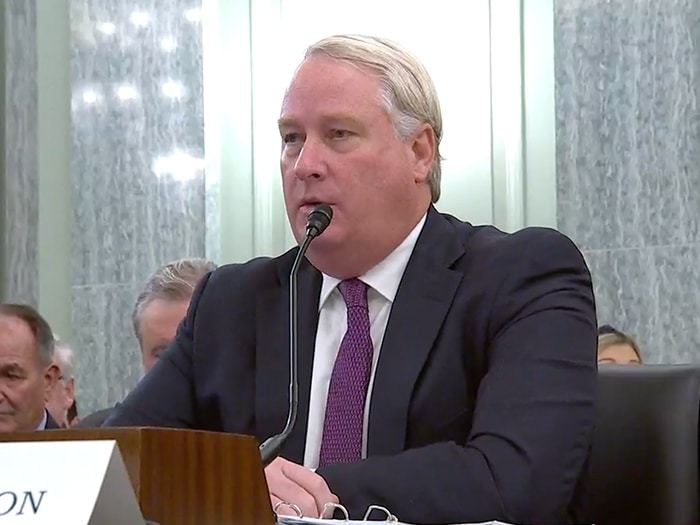 美国造船商委员会主席马特·帕克斯顿参加听证会 视频截图