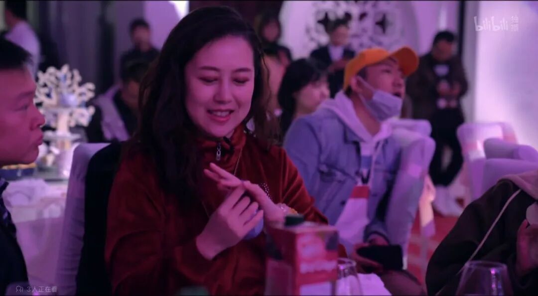 在朋友婚礼现场,为自己戴上“戒指”的董家琪