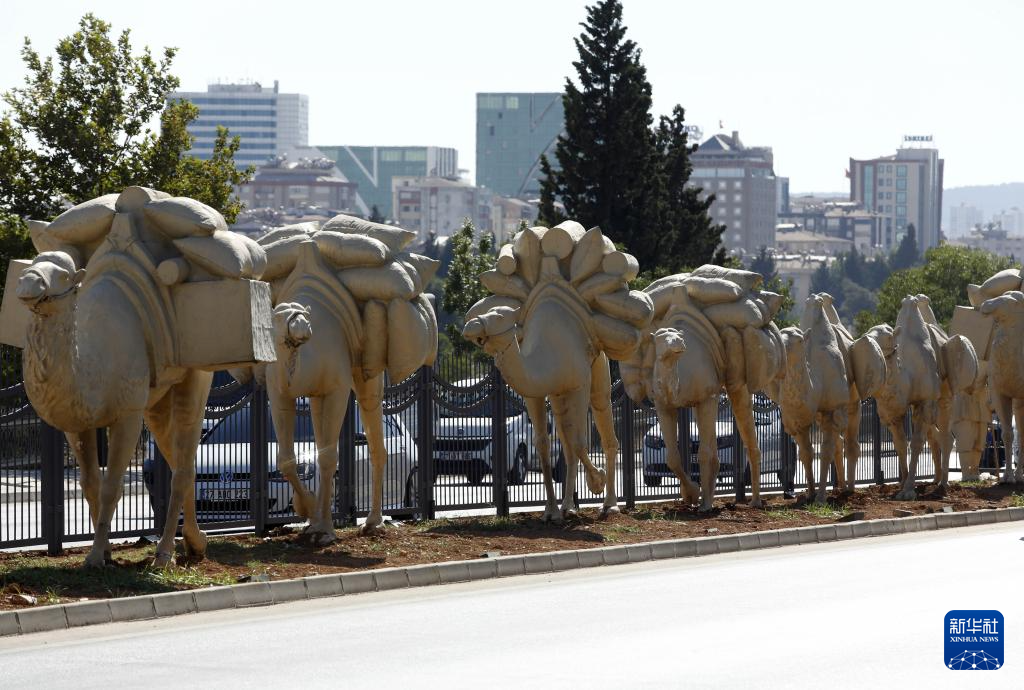 这是5月24日在土耳其加济安泰普拍摄的古丝绸之路骆驼商队群雕。新华社发（穆斯塔法&middot;卡亚摄）