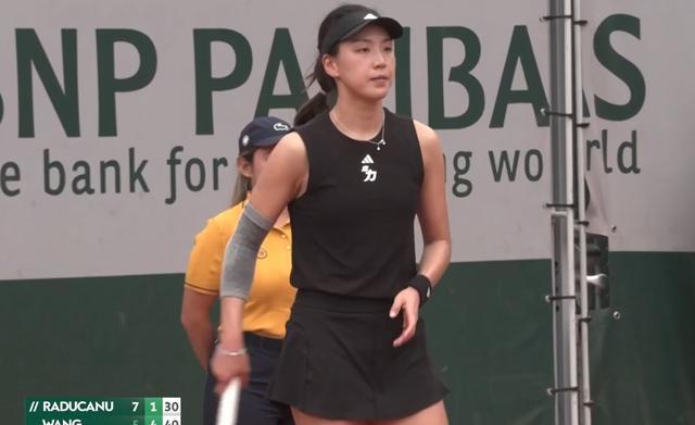 太难了,仅剩郑钦文自己了,1-2:中国又1金花轰然倒下,沮丧离场