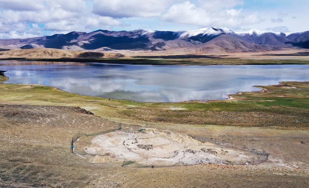 坐落在玛不错湖畔的遗址第四期石构地面建筑考古发掘现场。图/新华