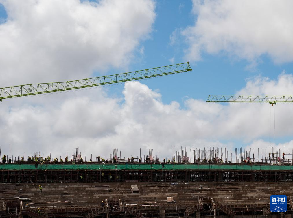 4月25日,工人在坦桑尼亚阿鲁沙综合体育场项目上工作。新华社记者 李亚辉 摄