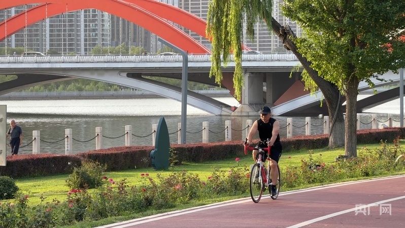 市民在汾河景区自行车专用道骑行（央广网记者 张晋鹏 摄)