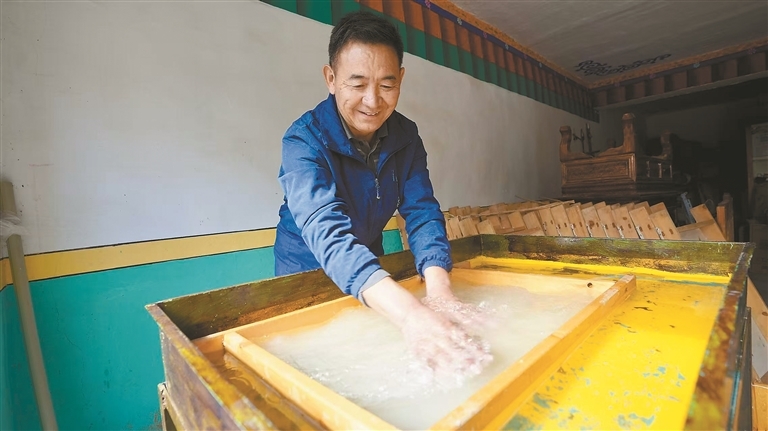 图为阿旺曲央细致的操作让纤维分布更均匀合理。