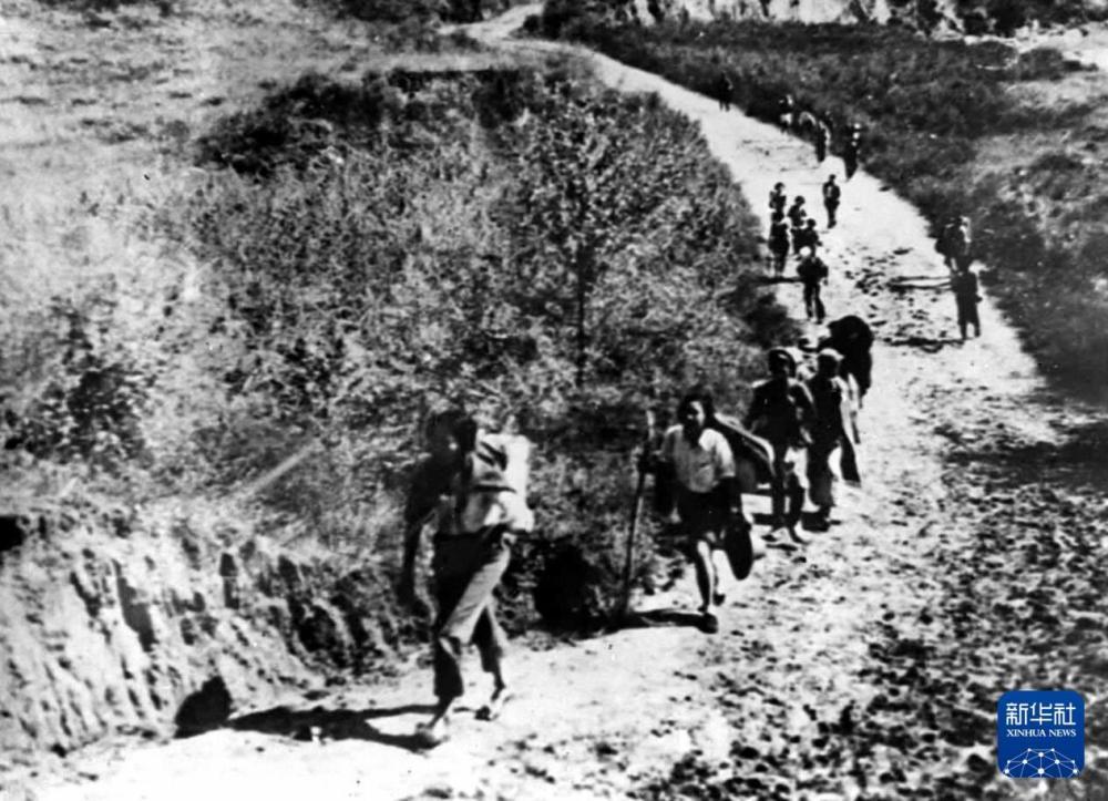 全国各地的爱国志士和抗日青年冒着生命危险,冲破敌人重重封锁,奔赴延安寻求救国真理和道路。新华社发