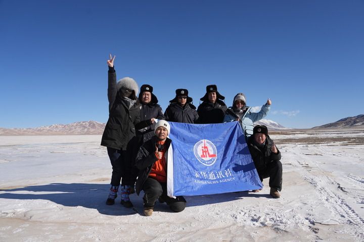 记者与巡山队员在可可西里无人区太阳湖附近合影。（摄于2025年1月14日）