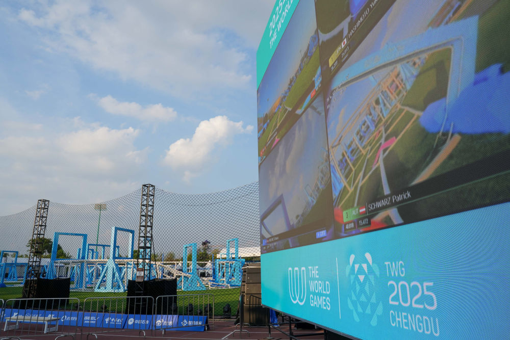 8月15日，无人机竞速比赛现场大屏直播比赛。新华社记者 李博 摄