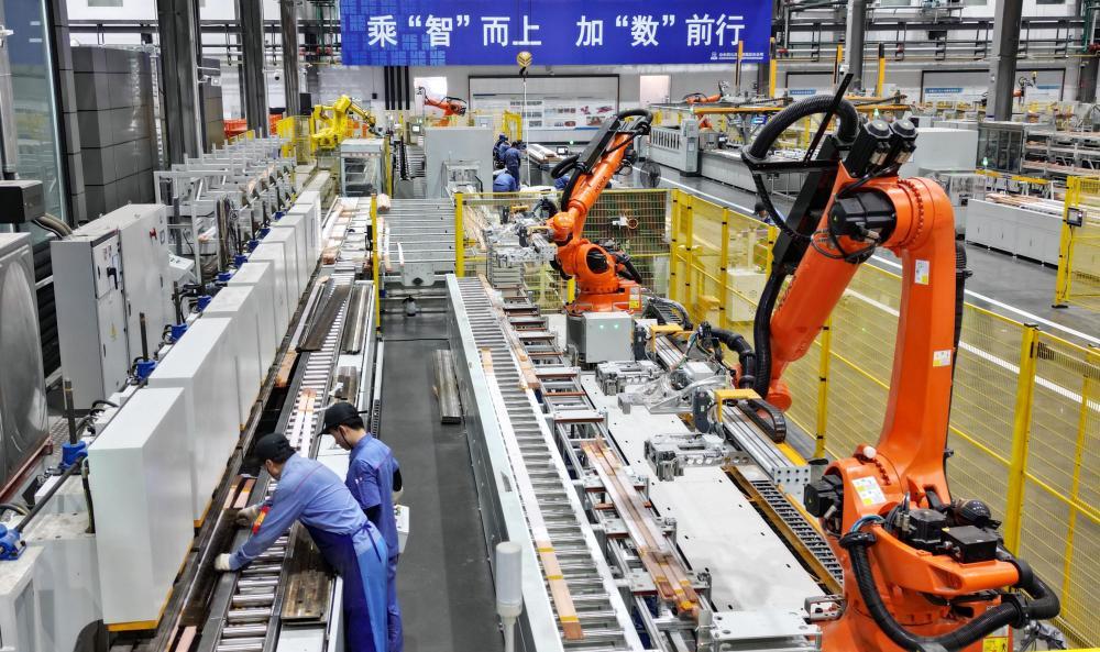 8月4日，在哈尔滨电机厂有限责任公司线圈分厂智能制造车间，工人在进行生产作业（无人机照片）。新华社发（刘洋摄）