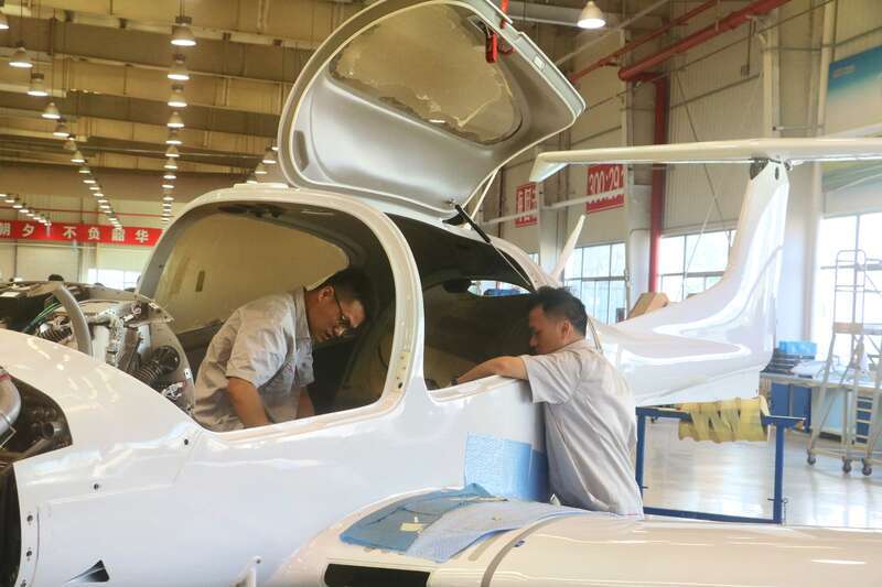 刘前志（左）和同事讨论工作。中青报&middot;中青网记者 王海涵/摄