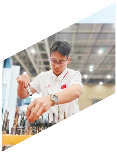 龙伟杰正在整理比赛刀具。　　鲁宏勋摄