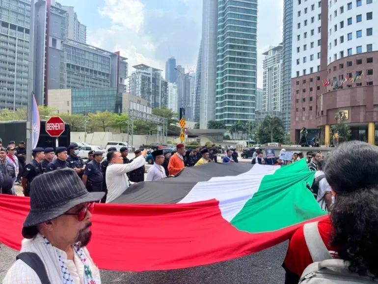 ◆2月14日,抗议者在美国驻马来西亚吉隆坡大使馆外举着巴勒斯坦旗帜。