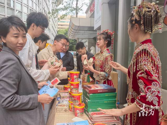 派发“汕头制造”暖心大礼包