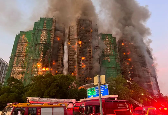 香港新界大埔宏福苑火灾现场 点新闻