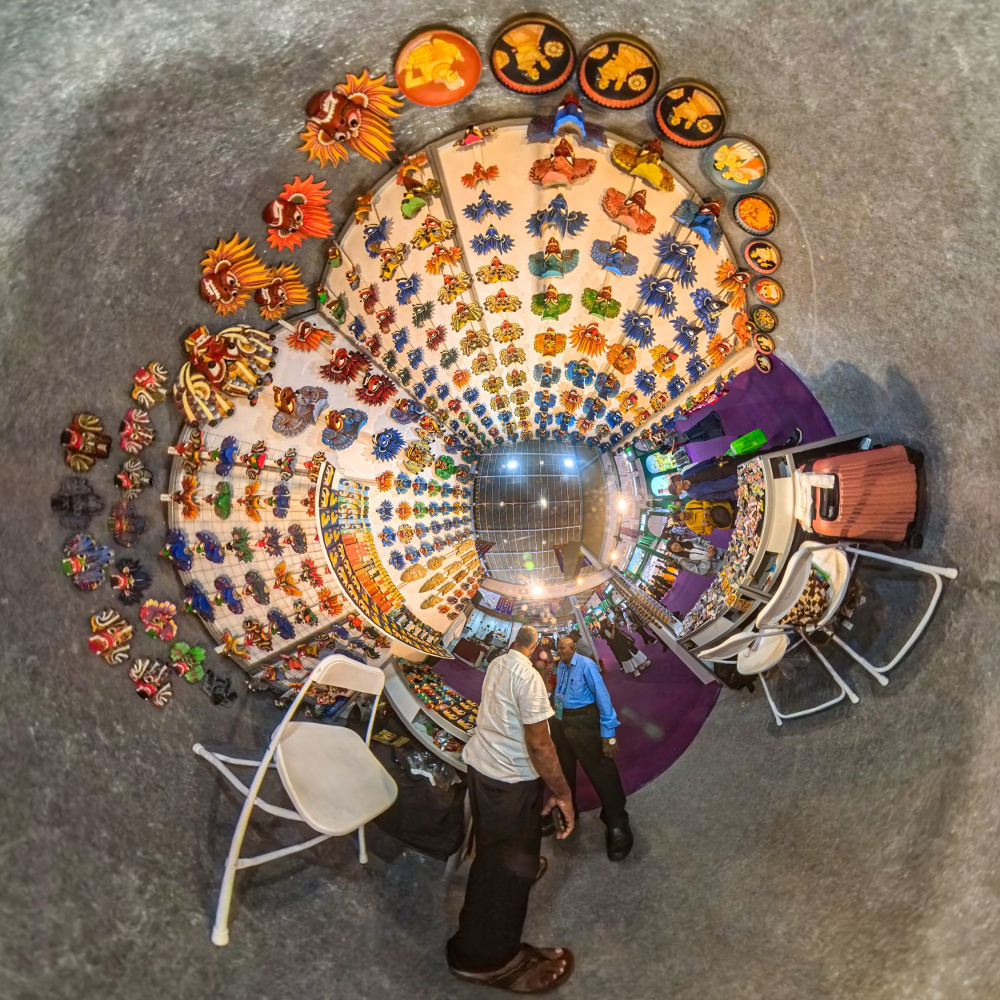 6月21日，观众在第9届中国—南亚博览会南亚馆斯里兰卡展区选购特色商品（全景照片）。