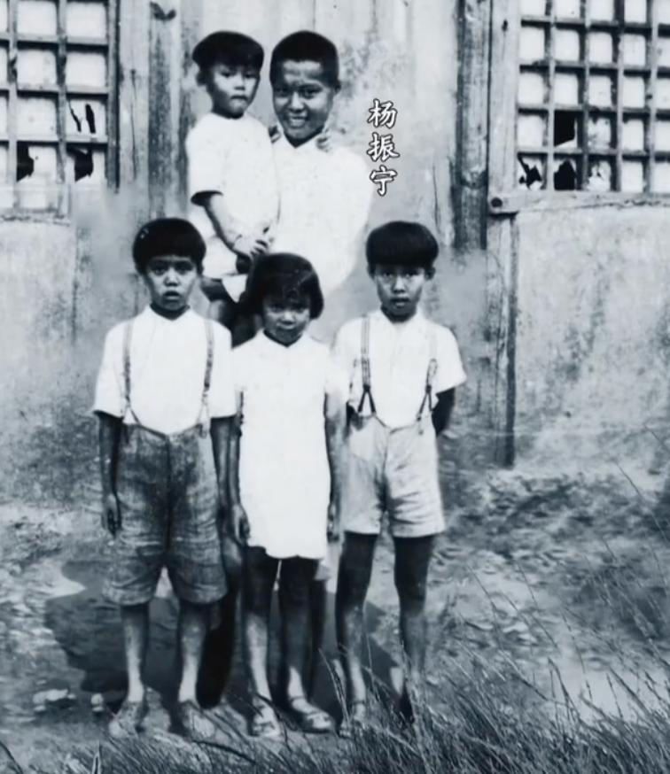 杨振宁小时候(二排右一)