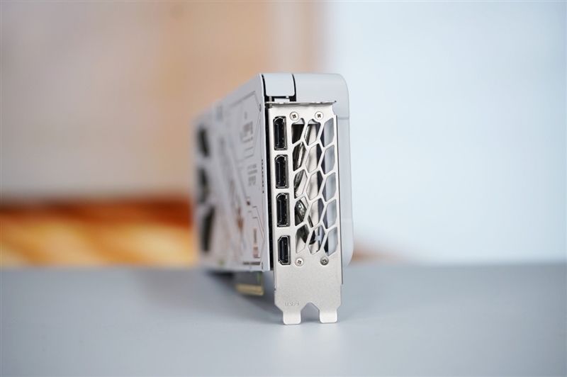 影驰RTX 5070 Ti金属大师白金版OC评测:全新设计 颜值也追上性能和做工