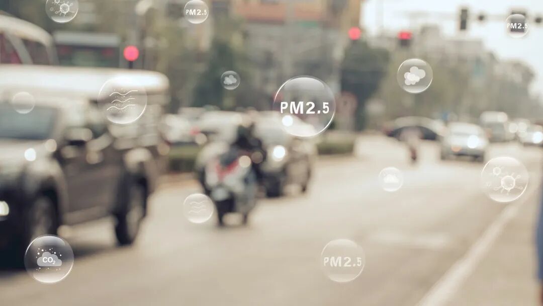 空气污染物的增加,不仅削弱人体免疫系统、让人们更容易咳嗽,还能延长病毒在空气中的悬浮时间丨图虫创意