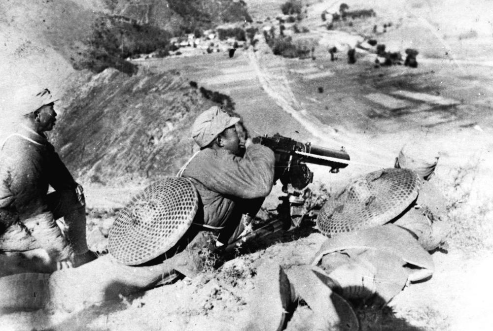 1937年的山西平型关战役，是八路军开赴抗日前线后的首次大捷，也是中国抗战史上第一次大胜利，大大鼓舞了全国人民的抗日信心。图为八路军115师战士在平型关公路两侧伏击日军。