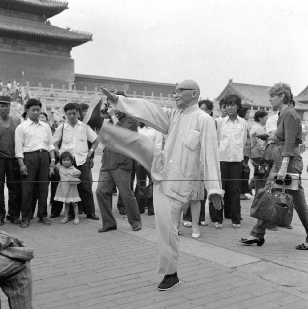 1983年/香港81岁老中医朱鹤皋为游客表演健身功/摄影:黄景达