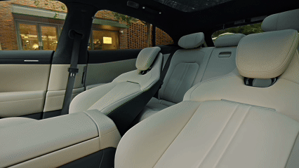 小米 YU7 首测:当一台性能猛兽,开启了顾家模式