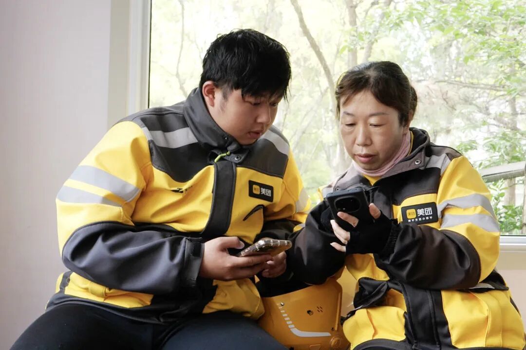 外卖骑手相互介绍“顺义小哥暖心地图”。