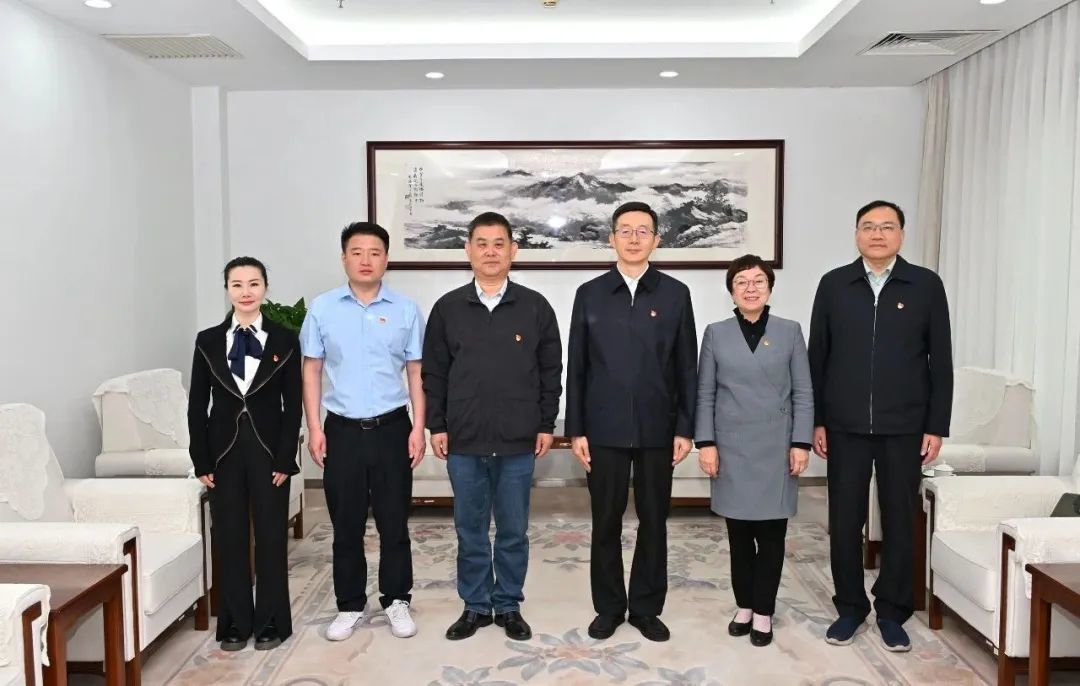 上图自左至右分别为:市慈义联慈善义工彭洁、市慈义联会员发展部部长徐亮、市慈义联（驻会）副会长于雷庆、市三分检一级巡视员王志民、市慈义联常务理事安丽娟、市三分检二级巡视员李忠新。