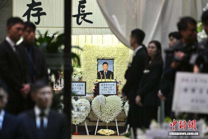 12月18日,香港已故消防队目(追授)何伟豪于红磡的世界殡仪馆设灵。 中新社记者 李志华 摄