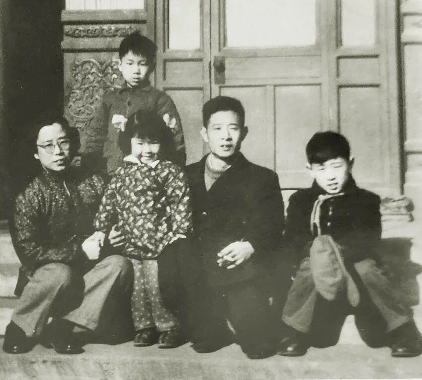 ◆新中国成立初期,胡耀邦与家人合影。前左起:李昭、满妹、胡耀邦、胡德平,后为胡德华。