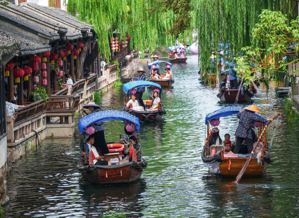 10月5日，游客在江蘇省昆山市周莊古鎮游覽。國慶中秋假期，各地群眾選擇多種方式出游賞景、放松休閑，歡度“雙節”。新華社發（周社根攝）