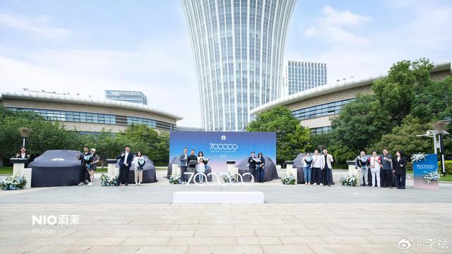 李斌:第70万台蔚来在武汉新能源研究院大楼交付