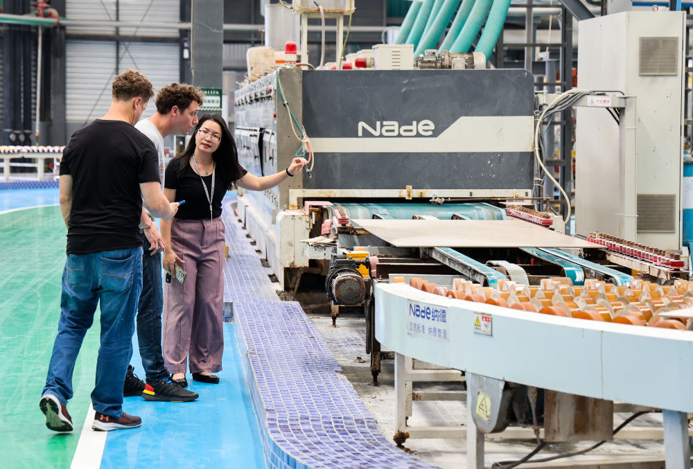 2025年4月22日,两名参加广交会的阿根廷采购商专程来到佛山参观蒙娜丽莎大尺寸陶瓷岩板自动生产线。新华社记者 刘大伟 摄