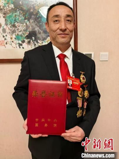 2025年4月28日，麦麦提热伊木·买买提明获得全国先进工作者荣誉称号。受访者供图