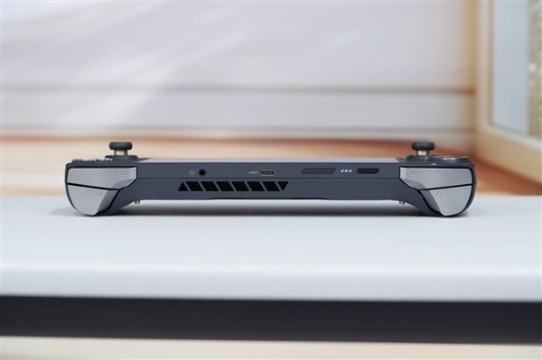 畅玩3A游戏大作,索泰ZONE游戏掌机图赏