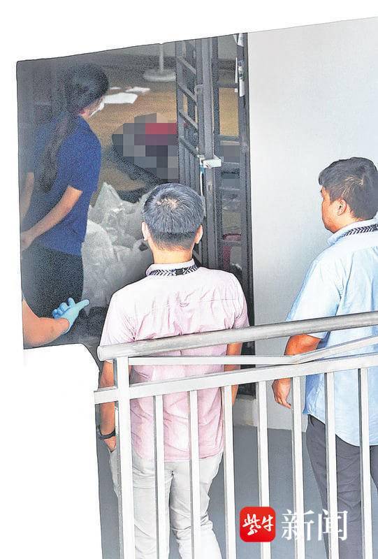 警方在現(xiàn)場對房屋展開調(diào)查