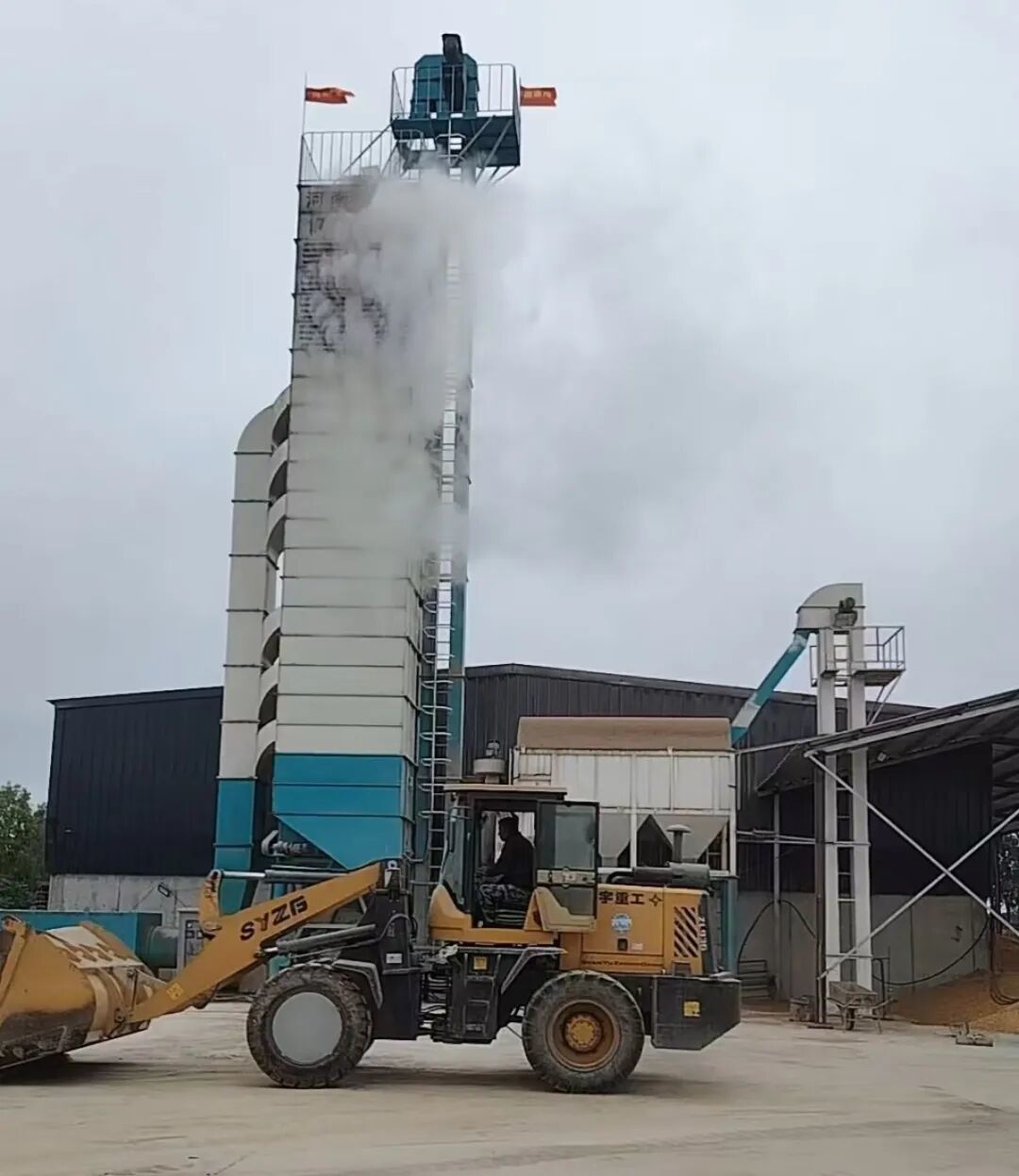 烘干机正在烘玉米(受访者供图)