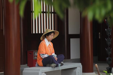 邓邓在寺庙做义工。(图/受访者供图)