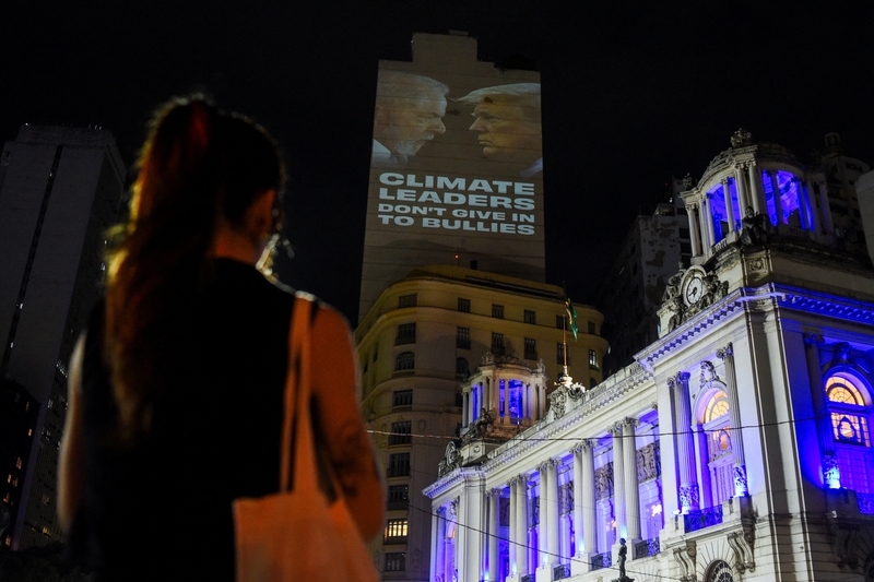 5日,气候活动人士在里约热内卢一栋建筑上投射包含卢拉和特朗普肖像的标语 东方IC