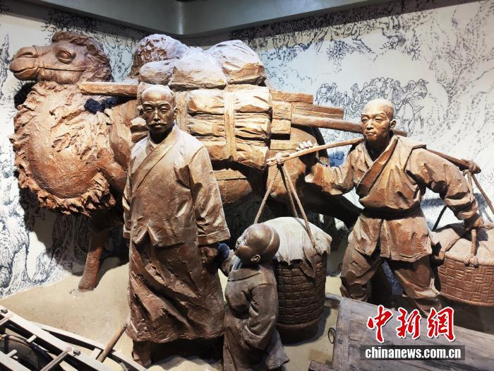 杨柳青民俗文化馆内雕像。中新网 刘越 摄