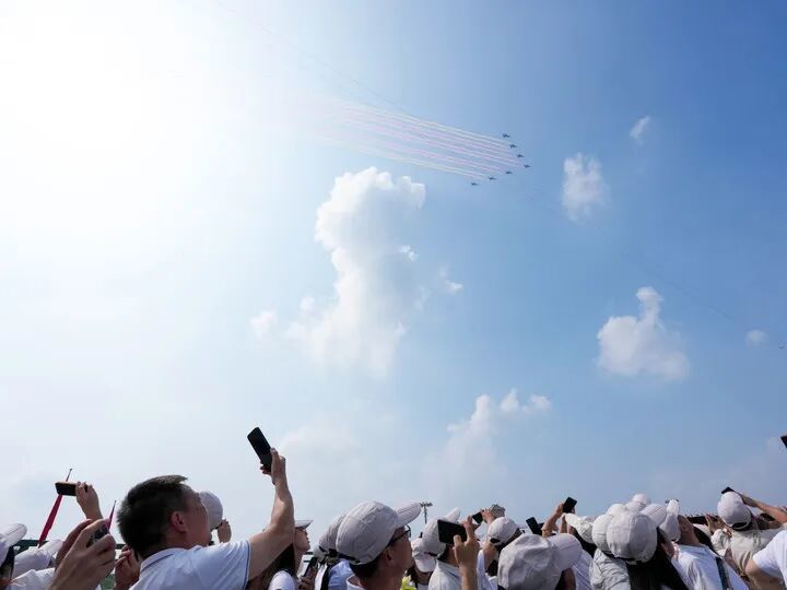 这是教练机梯队通过天安门广场。新华社记者 刘颖 摄