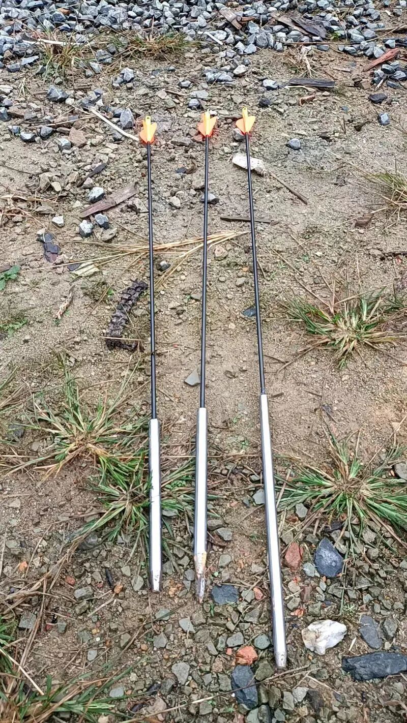 护农队成员在山间捡拾到的无人机空投“牙签”