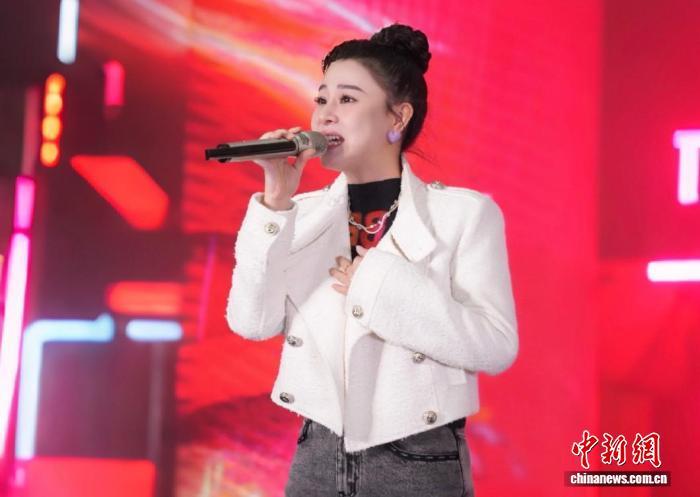 青年文艺志愿者韩嘉怡演唱献礼新疆维吾尔自治区成立70周年公益歌曲《远方是家 家是远方》。新疆青年文艺志愿者服务团供图