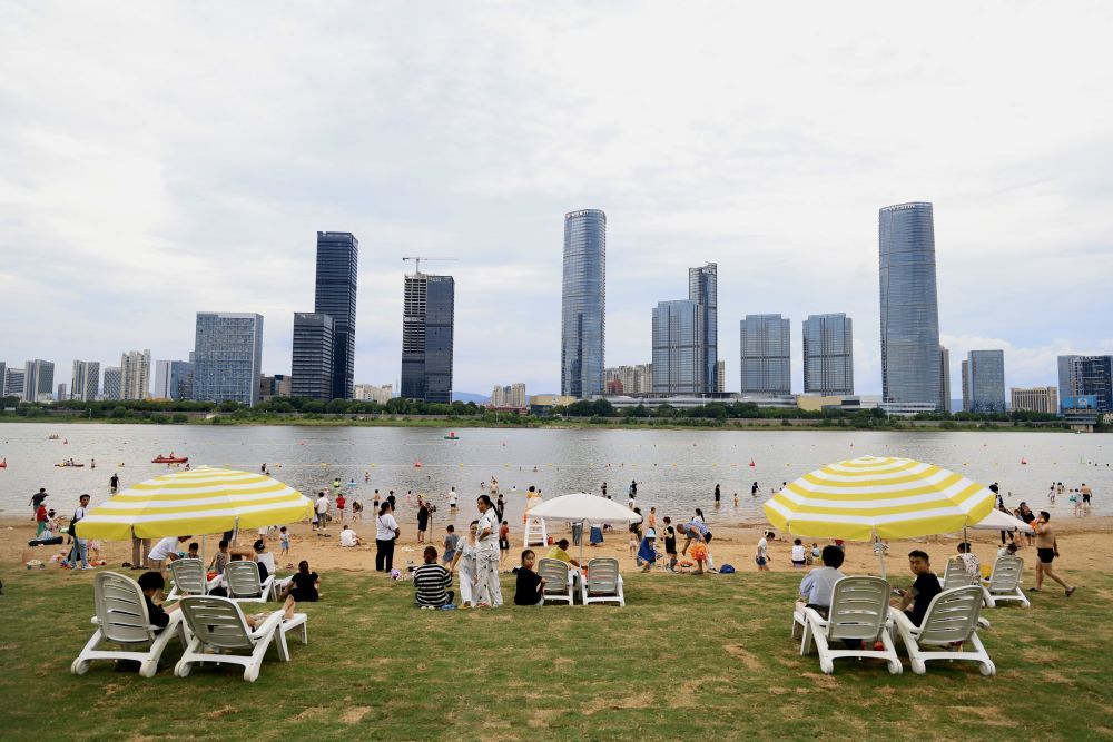 市民们在南昌龙沙湾天然泳场游玩。新华社发（马悦 摄）
