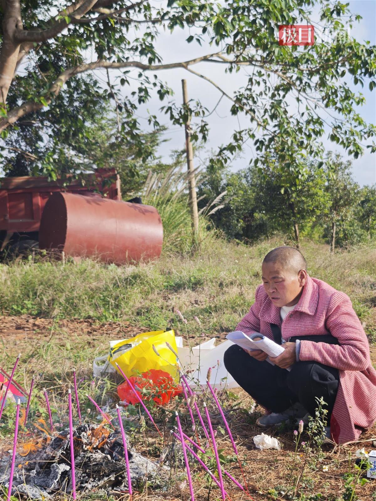 李海玉在弟弟“坟”前念判决书