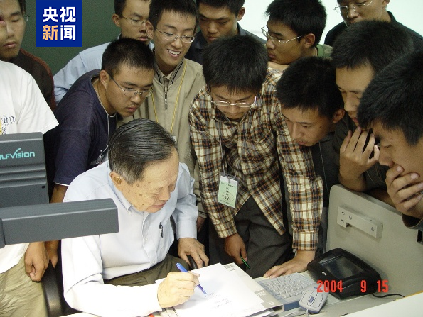 △2004年秋杨振宁与清华大学物理系大一新生在课间交流