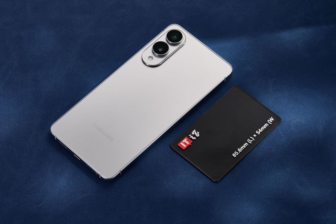三星 Galaxy S25 Edge(钛银)手机与IT之家卡片的尺寸对比展示。
