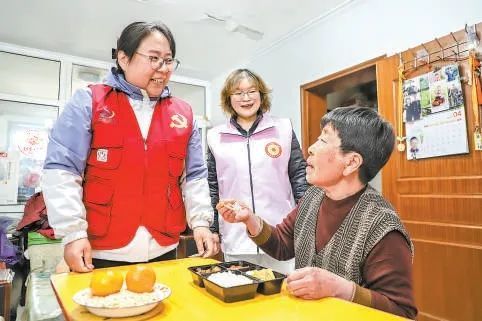 4月12日，顺义区胜利街道在大风天气启动“暖心助餐”服务，确保高龄和行动不便的老人吃上热乎饭。闫兆松摄