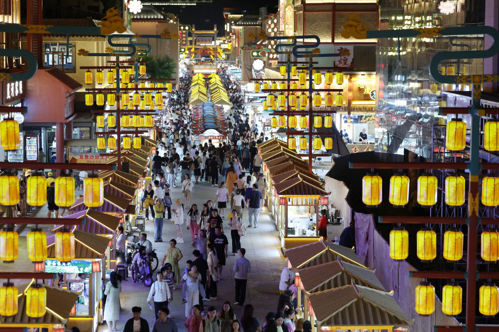 6月26日晚,游客在敦煌夜市游览。新华社记者 陈斌 摄